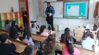 Polis ekipleri öğrencilerin karne sevincine ortak oldu