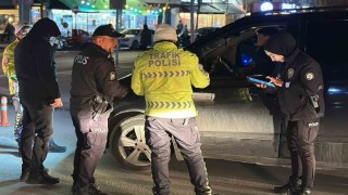 Polis ekiplerinin denetiminde elektro şok tabancası ele geçirildi