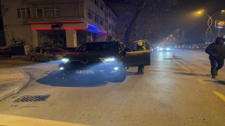 Polisi görünce park ettiği aracı ve içindeki kadını terk edip kaçtı