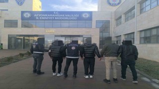Polisin yaptığı 4 düzensiz göçmen operasyonunda 2 kişi tutuklandı