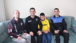 Polislerden görme engelli çocuğa forma sürprizi