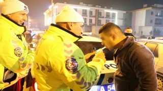Polisten kaçan sürücü yakalanınca esprileriyle güldürdü