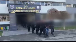 Polisten kurtulmak için 4 kilogram uyuşturucuyu araçtan attılar