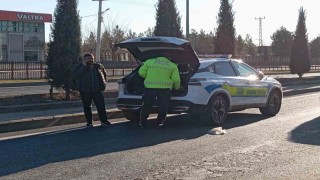 Refüje çarpıp ters dönerek duran otomobildeki 2 kişinin burnu bile kanamadı