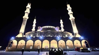 Regaip Kandilinde Abdülhamid Han Camii doldu taştı