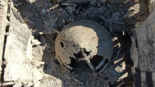 Rejim uçaklarının bombaladığı Derayadaki camilerden geriye beton ve demir yığını kaldı