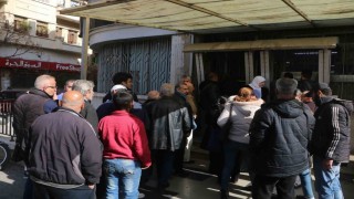 Rejimin devrilmesinin ardından 2 aylık maaşları hesaplarına yatan Suriyeliler, ATMlere akın ettiler