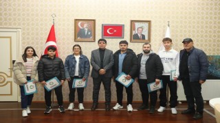 Rektör Alma masa tenisinde şampiyon olan öğrencileri tebrik etti