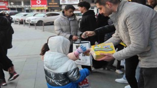 Sabah erkenden sokağa çıkan çocuklar Şivlilik diyerek hediyeleri topladı