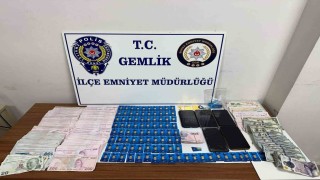 Sahte altınları bozdururken yakalandılar