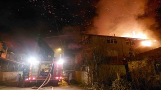 Sakaryada geceyi aydınlatan yangın: Mahalleli sokağa döküldü