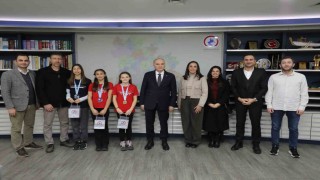 Şampiyon yüzücüleri Başkan Özlü ağırladı