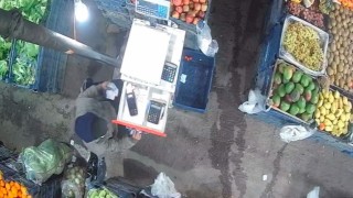 Şanlıurfada bir şahsın marketten para çalma anı kameraya yansıdı
