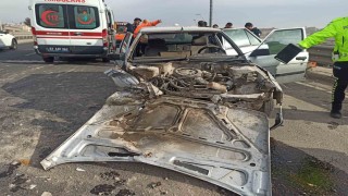 Şanlıurfada otomobil bariyerlere çarptı: 2 yaralı