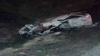 Şarampole yuvarlanan Tofaş hurdaya döndü, genç sürücü hayatını kaybetti