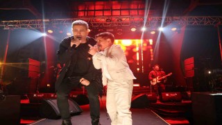 Şarkıcıları aratmayan performansıyla herkesi hayran bırakan Ahmetin Haluk Leventle aynı sahneyi paylaşma hayali gerçek oldu