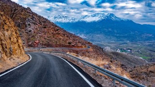 Sasonda iki köyü ilçeye bağlayan yollar asfalta kavuştu
