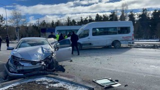 Servis aracı ile otomobil çarpıştı: 6 yaralı
