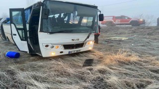 Servis aracı şarampole yuvarlandı: 1 ölü, 16 yaralı