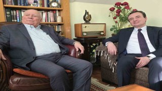 Ses sanatçısı Çabratiden Kosova Başbakanı Kurtiye Haydar Haydar şarkısı