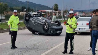 Seydikemerdeki kazada iki araç takla attı