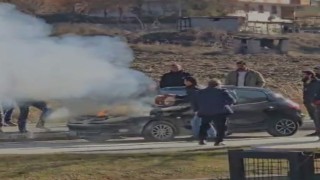 Seyir halinde alev alan otomobili vatandaşlar söndürdü