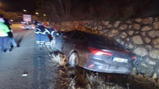 Seyir halinde kontrolden çıkan otomobil istinat duvarına çarparken, sürücüsü yaralandı
