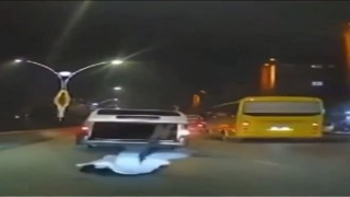 Seyir halindeki aracın bagajından düştü, ölümden kıl payı kurtuldu