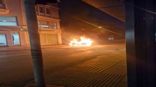 Seyir halindeki otomobil alev alev yandı