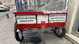 Seyyar aracın üzerine yazılan ilginç yazılar dikkat çekti
