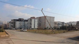 Siirtte Dicle Elektrikin eğrilmiş aydınlatma direği tehlike saçıyor