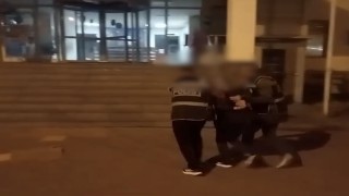 Silahlı yağma suçundan aranan firari, polise yakalandı