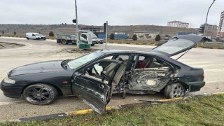 Sinyalizasyon direğine çarpan otomobildeki 2 kişi yaralandı