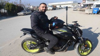 Sırtına bağladığı kartonla şehri dolaşan motosikletli ilgi odağı oldu