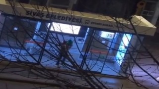Sivasta duyarlı vatandaş takdir topladı, başkaları kırıp dökerken o temizledi