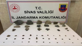 Sivasta tarihi eser niteliği taşıyan taşlar, sikkeler ve objeler ele geçirildi
