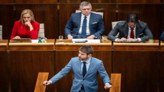 Slovakyada Fico hükümetine yönelik güven oylaması ertelendi