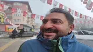 Soğuktan kaşları ve kirpikleri dondu