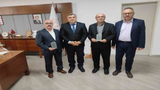 Sünnetciden emekli olan personele plaket