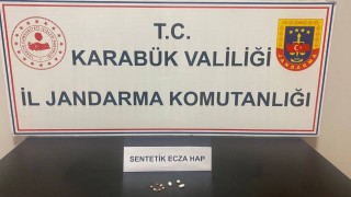 Şüpheli şahsın üzerinden sentetik ecza hap çıktı