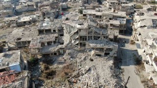 Suriyede bombalanan binalar onarılıyor