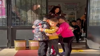 Suriyeli ikizlerden okul arkadaşlarına duygusal veda
