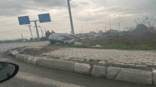 Sürücüsünün direksiyon hakimiyetini kaybettiği otomobil yoldan çıktı: O anlar kamerada