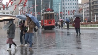 Taksimde soğuk ve yağışlı hava etkisini sürdürüyor
