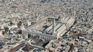 Tarihi Emevi Camiinde restorasyon öncesi son cuma namazı