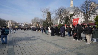 Tatili ve güzel havayı fırsat bilen yerli turistler Ayasofya Camiine akın etti