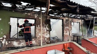 Tek katlı ev alevlere teslim oldu: Evli çift evden son anda çıktı
