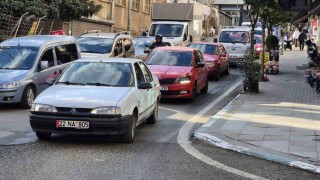 Tekirdağda dar sokaklarda trafik çilesi