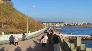 Tekirdağda güneşli havada vatandaşlar sahile akın etti