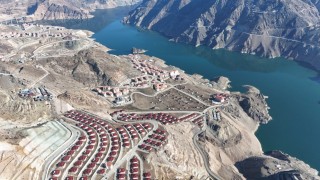 Tekkale Köyünün yeni yerleşim alanı: Göl manzaralı modern evler